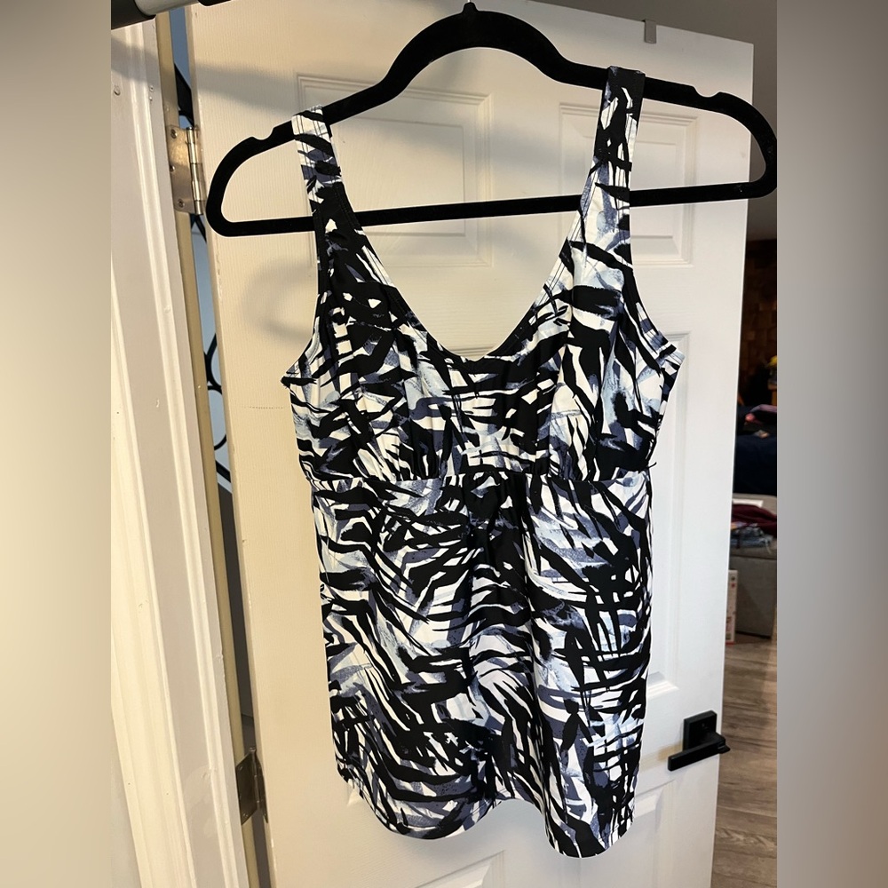 Women's Black and White Patterned Bikini top